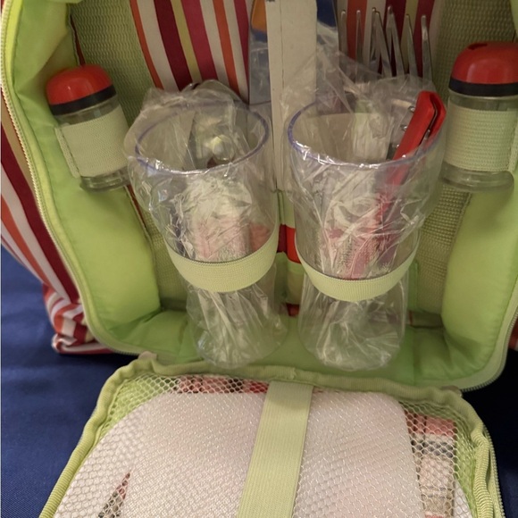 NWOT Insulated Picnic Tote Bag with a blanket and dinnerware. - Picture 5 of 11